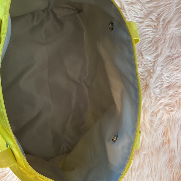 COACH 77321 GETAWAY SIGNATURE NYLON PACKABLE WEEKENDER Bright Yellow - Picture 5 of 5